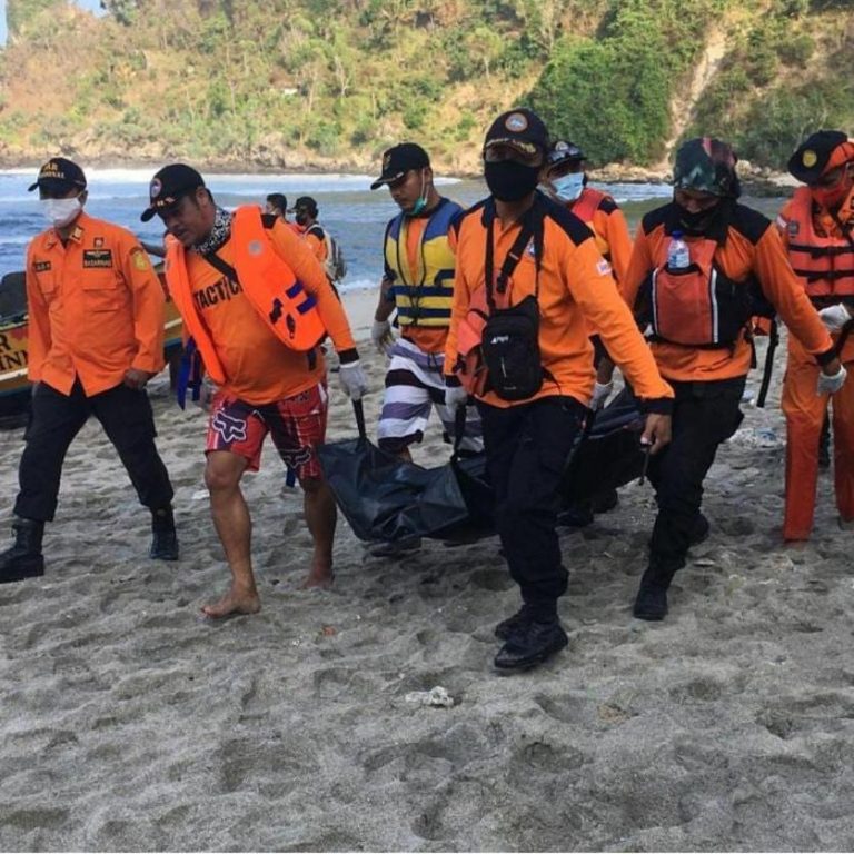 Jenazah Ditemukan Di Depan Batu Karang Momang