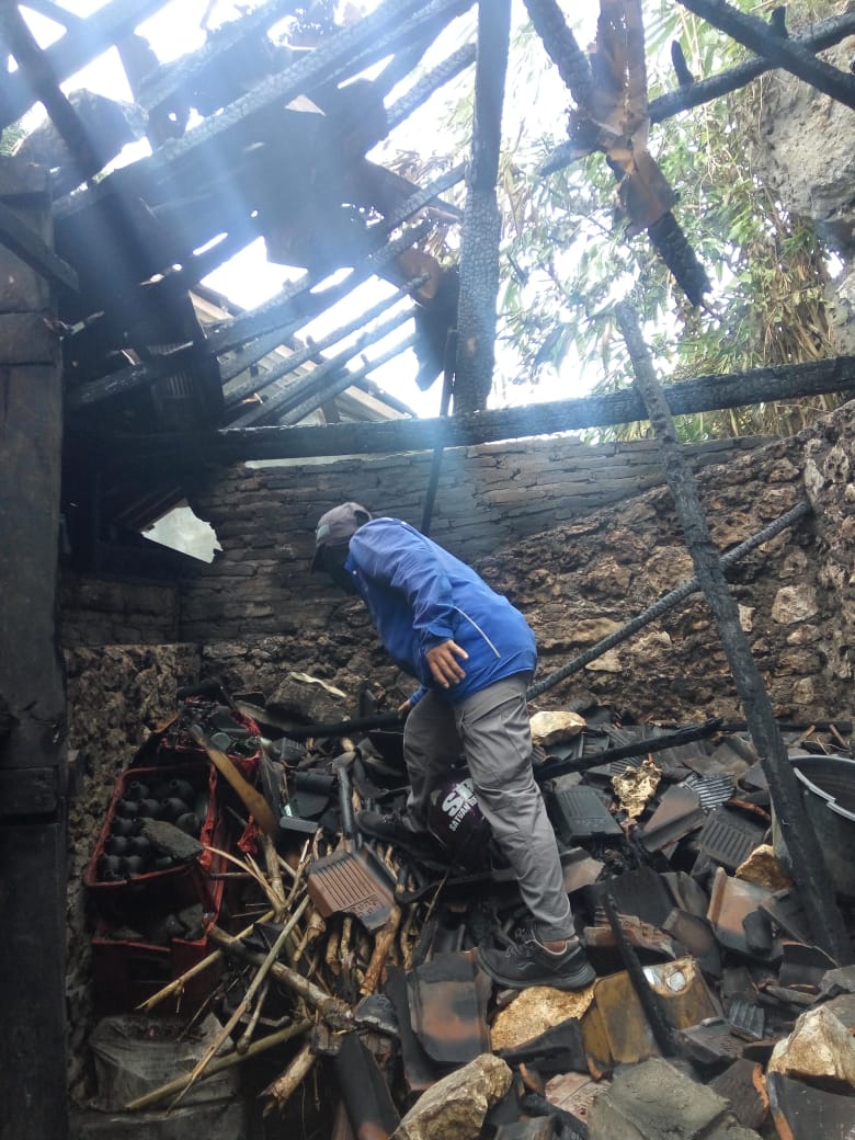 Diduga Konsleting Listrik Rumah Sarto Ludes Dilalap Api