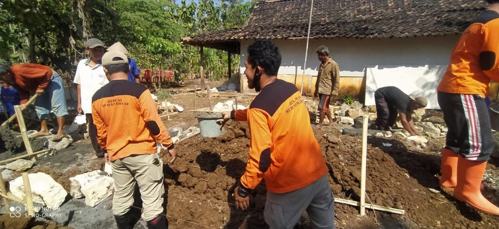 Relawan kerja bakti pembangunan rumah Fajar Sidik Kurniawan