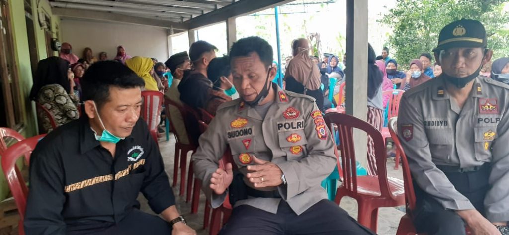 Kapolsek Ponjong Kompol Sudono saat Takziah ke rumah korban