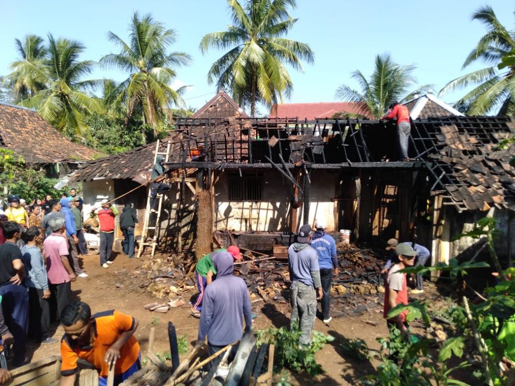 Kerja bakti warga membersihkan sisa kebakaran rumah Sinem