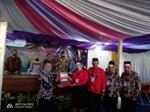 Ketua DPC PDI Endah Subekti Kuntariningsih Menyerahkan Berkas Pendaftaran ke KPU