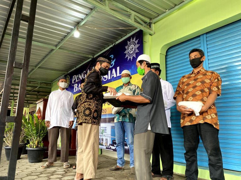 Ustadz Abduh Tuasikal Memberikan Bingkisan Sembako Ke Warga Muhammadiyah Ponjong
