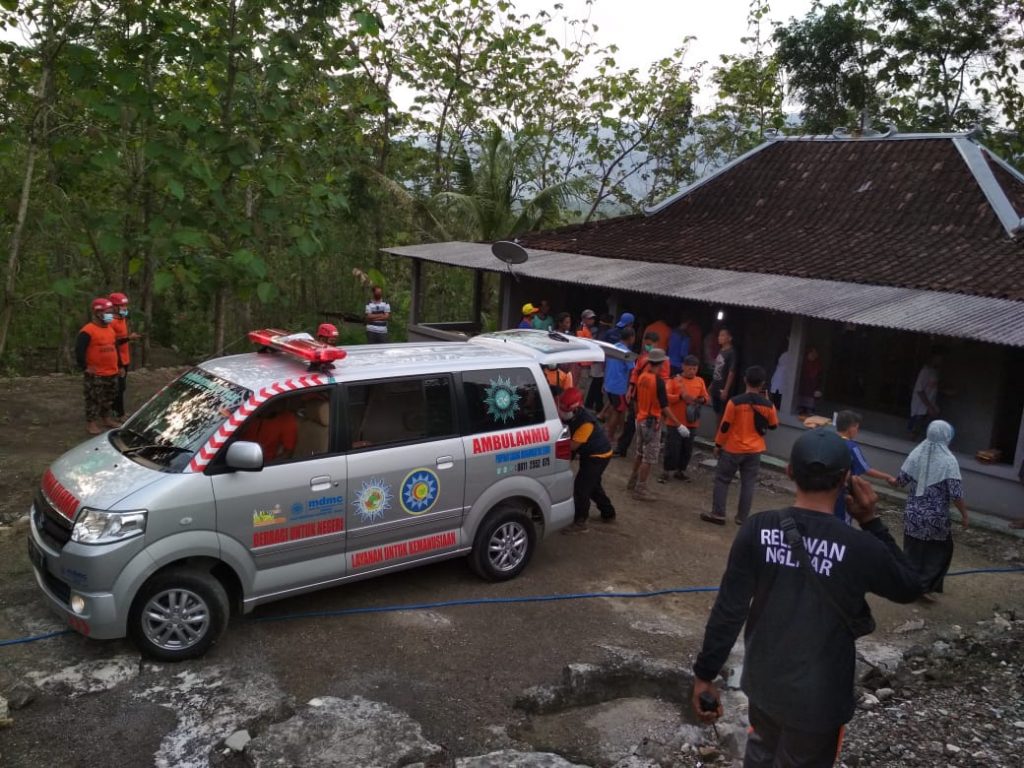 Jenazah korban saat tiba di rumah duka