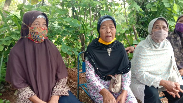 Sumiyati (kerudung hitam) kerabat korban