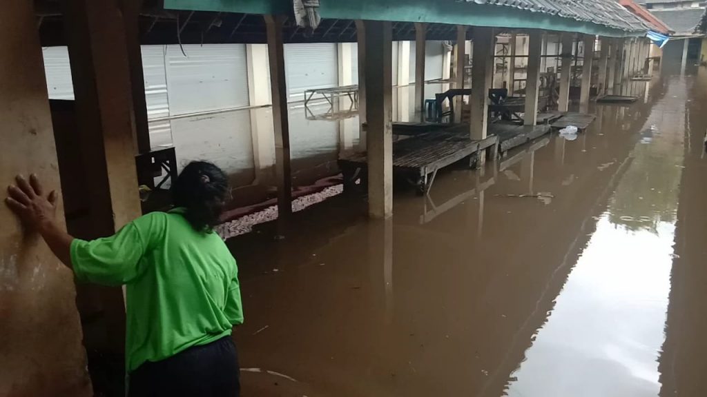 Komplek pasar Bintaos yang tergenang banjir