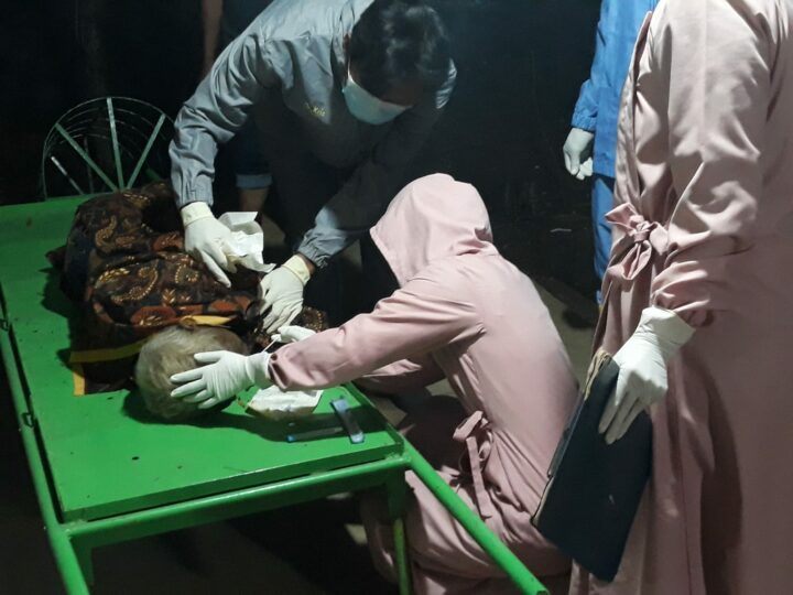 Jenazah Sunarjo Saat Diperiksa