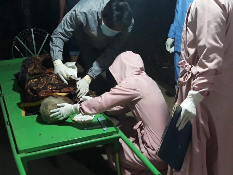 Jenazah Sunarjo Saat Diperiksa