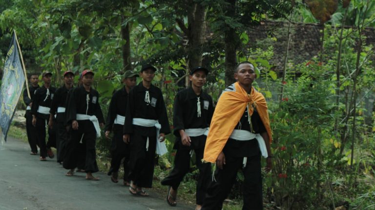 Pastion Bion Berjalan Paling Depan