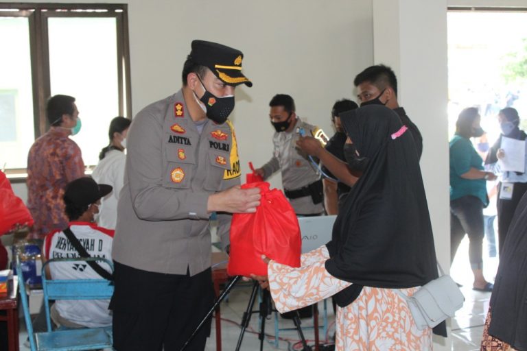 Kapolres Saat Memberikan Sembako