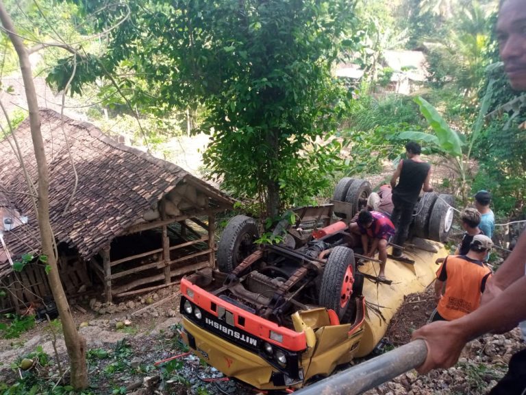Truk Tangki Terguling