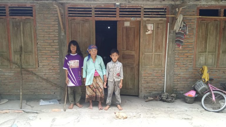 Tumiyem Dan Kedua Cucunya