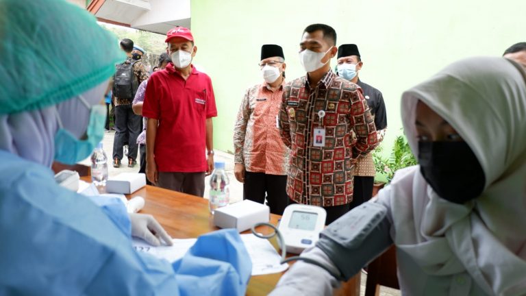 Bupati Meninjau Vaksinasi
