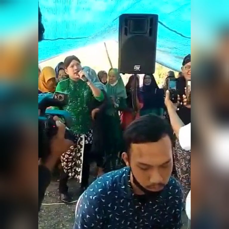 Dimas Tedjo Saat Nyanyi