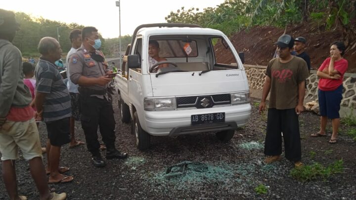 Kaca Mobil Dilempar Batu