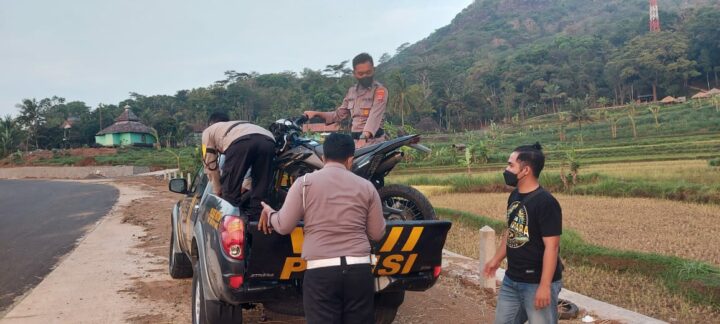 Polisi Melakukan Evakuasi