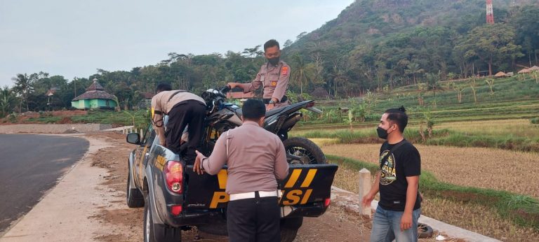 Polisi Melakukan Evakuasi