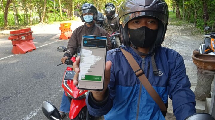 Wisatawan Menunjukan Barcode