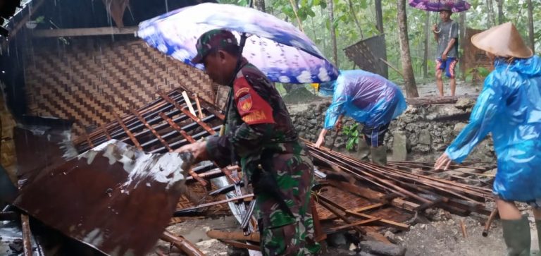 Babinsa Saat Melakukan Evakuasi