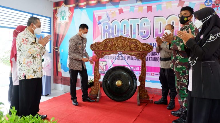 Bupati Memukul Gong
