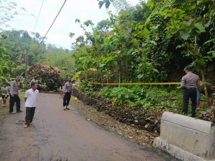 Batu Raksasa Tutup Akses Jalan