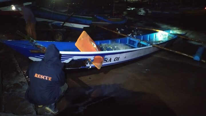 Kapal Angkasa Dihantam Gelombang