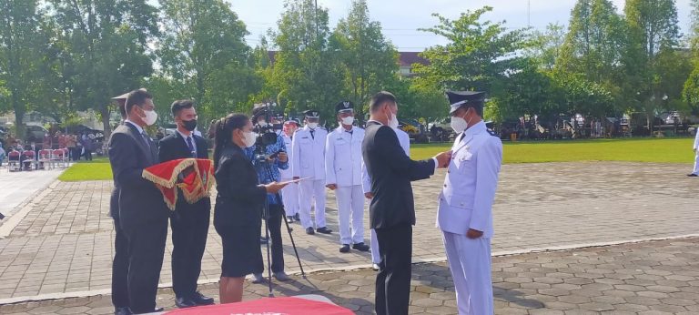 Bupati Saat Melantik Lurah Terpilih