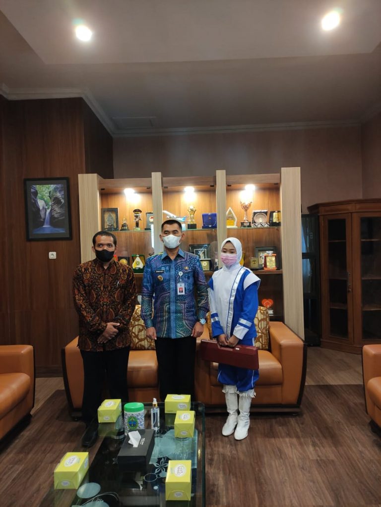 Keisya Bersama Kepala Sekolah Dan Bupati