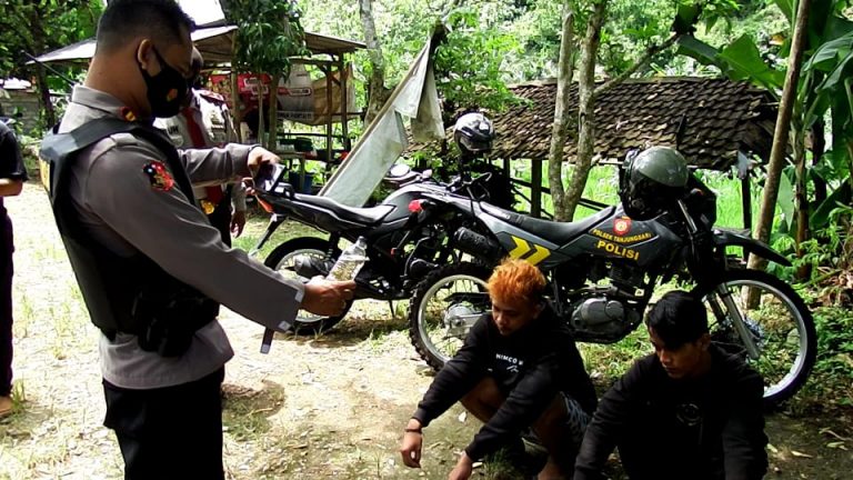 Dua Pemuda Saat Diamankan