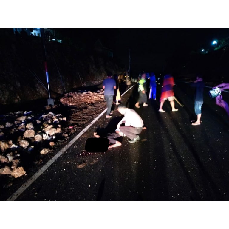 Korban Di Lokasi Kecelakaan