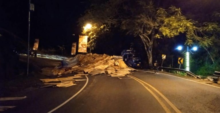 Lokasi Truk Tumpah Muatan