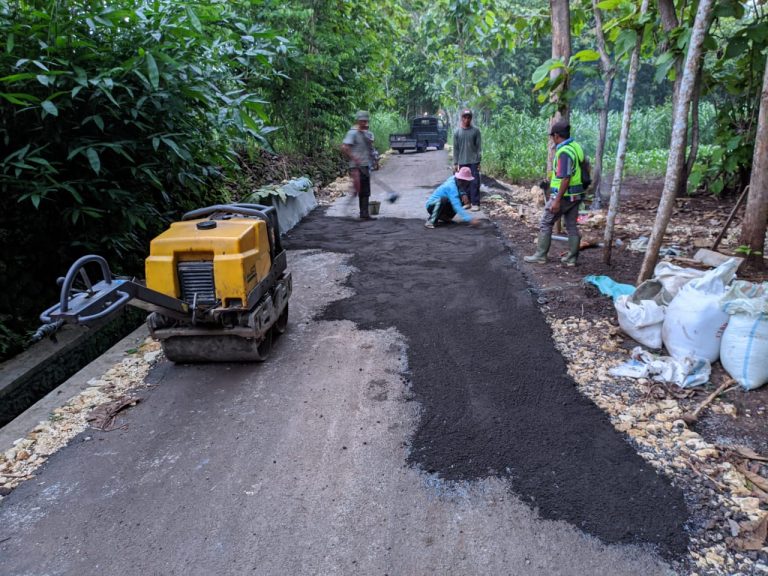 Perbaikan Aspal Yang Sempat Rusak