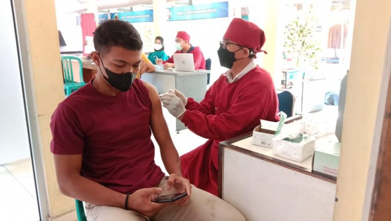 Vaksinasi Kolaborasi BIN Dan Dinkes