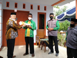 Ahmad Jihadan Wahyudiono Dan Slamet Triono Menyerahkan Kunci Bedah Rumah Warga Genjahan Ponjong Rusman Hadi