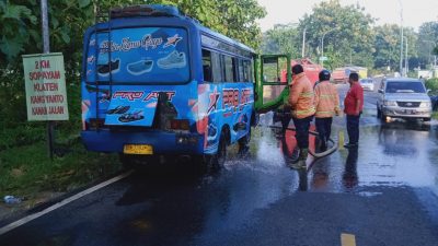 Mini Bus Terbakar Di Jalan Kyai Legi