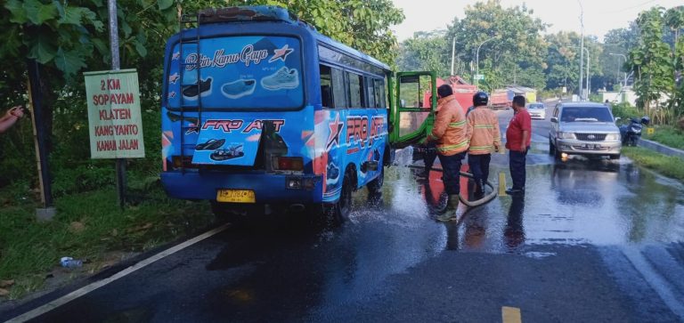 Mini Bus Terbakar Di Jalan Kyai Legi