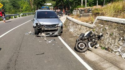 Dua Kendaraan Pasca Kecelakaan