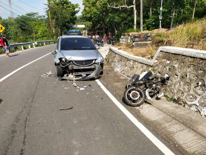Dua Kendaraan Pasca Kecelakaan