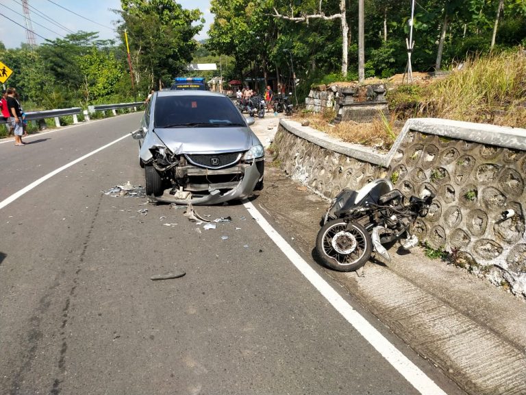Dua Kendaraan Pasca Kecelakaan