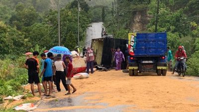 Evakuasi KBM Yang Terlibat Laka Lantas