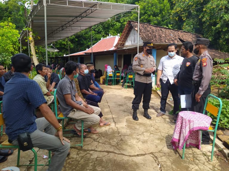 Kapolsek Saat Melayat Ke Rumah Korban