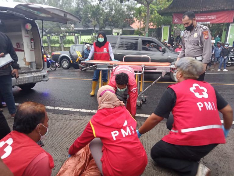 Korban Saat Dievakuasi