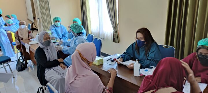 Lansia Mengikuti Vaksin Booster