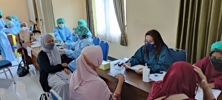 Lansia Mengikuti Vaksin Booster