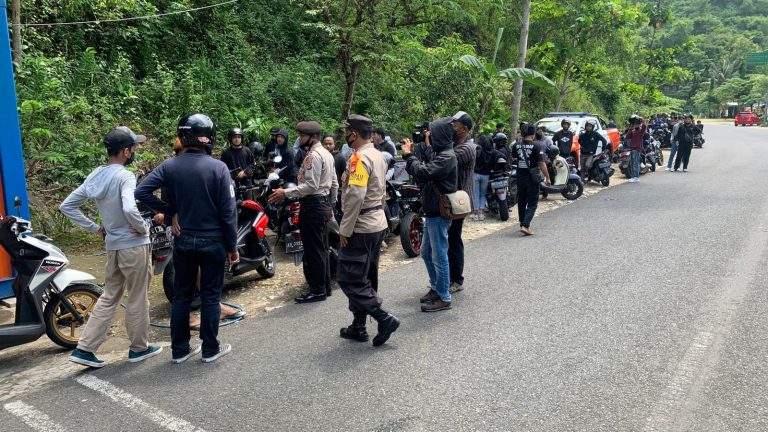 Polisi Saat Memeriksa Wisatawan