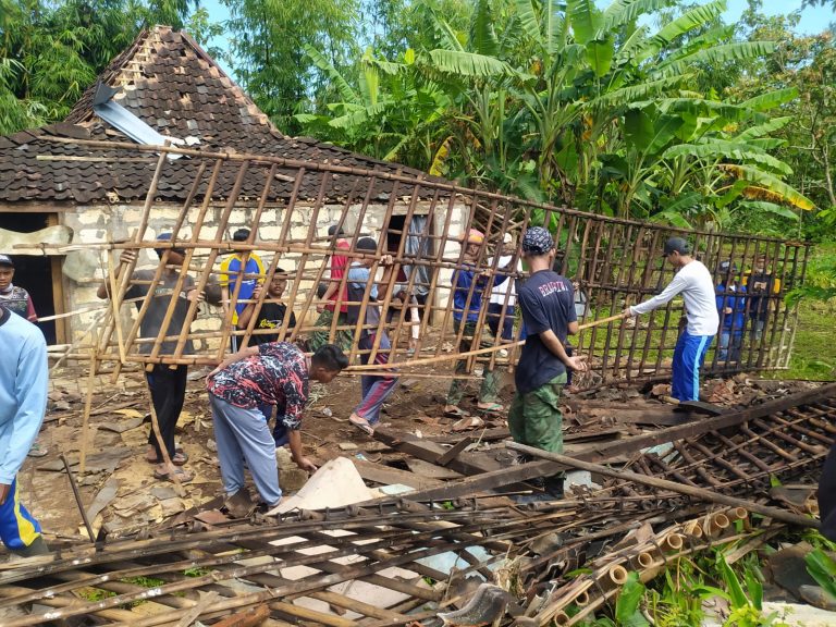 Bencana Puting Beliung Di Semanu Yang Menyapu Rumah Warga
