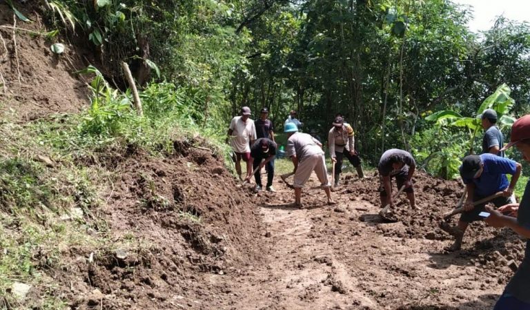Gotong Royong Warga Gedangsari Berjibaku Bersihkan