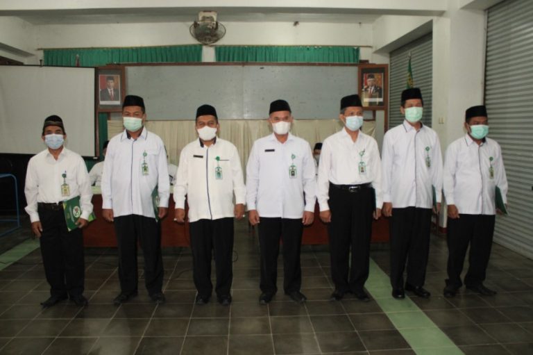 Kemenag Serahkan SK Kenaikan Pangkat Kepada Lima Penghulu