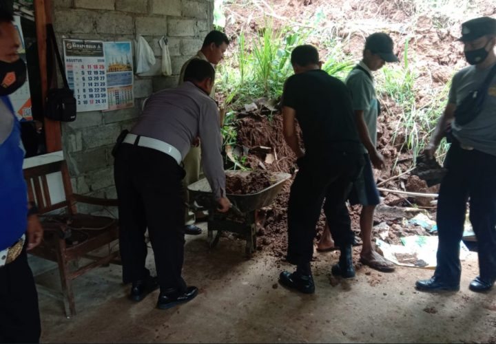 Kepolisian Setempat Membantu Korban Rumah Usaha Yang Kena Tanah Longsor Di Patuk