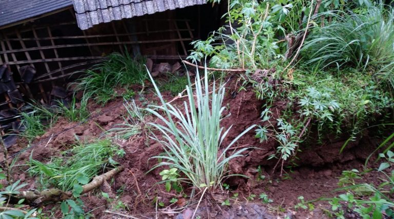 Rumah Tempat Usahan Mengalami Kerusakan Akibat Tertimbun Tanah Longsor